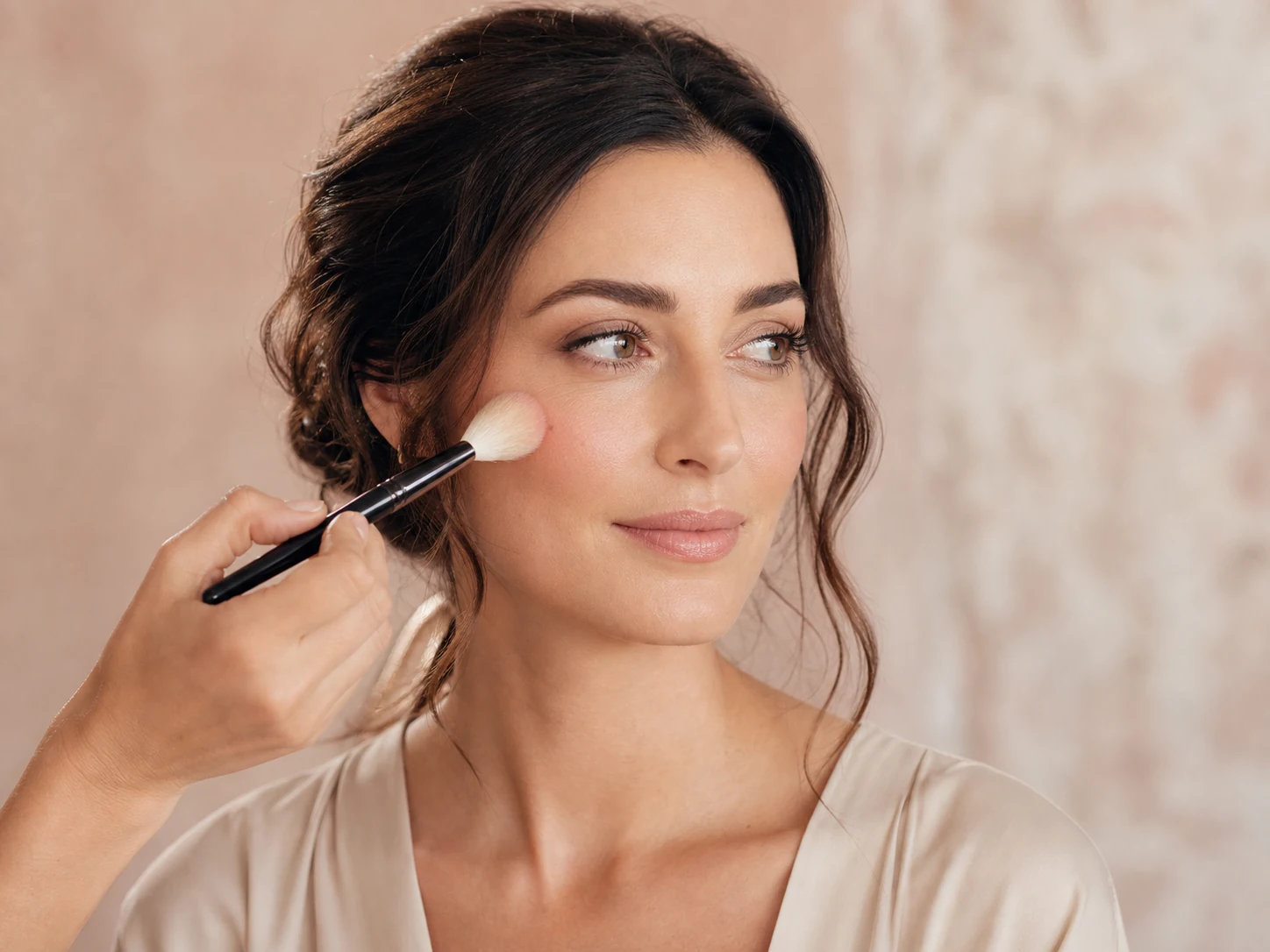 Aplicación profesional de maquillaje en tonos naturales